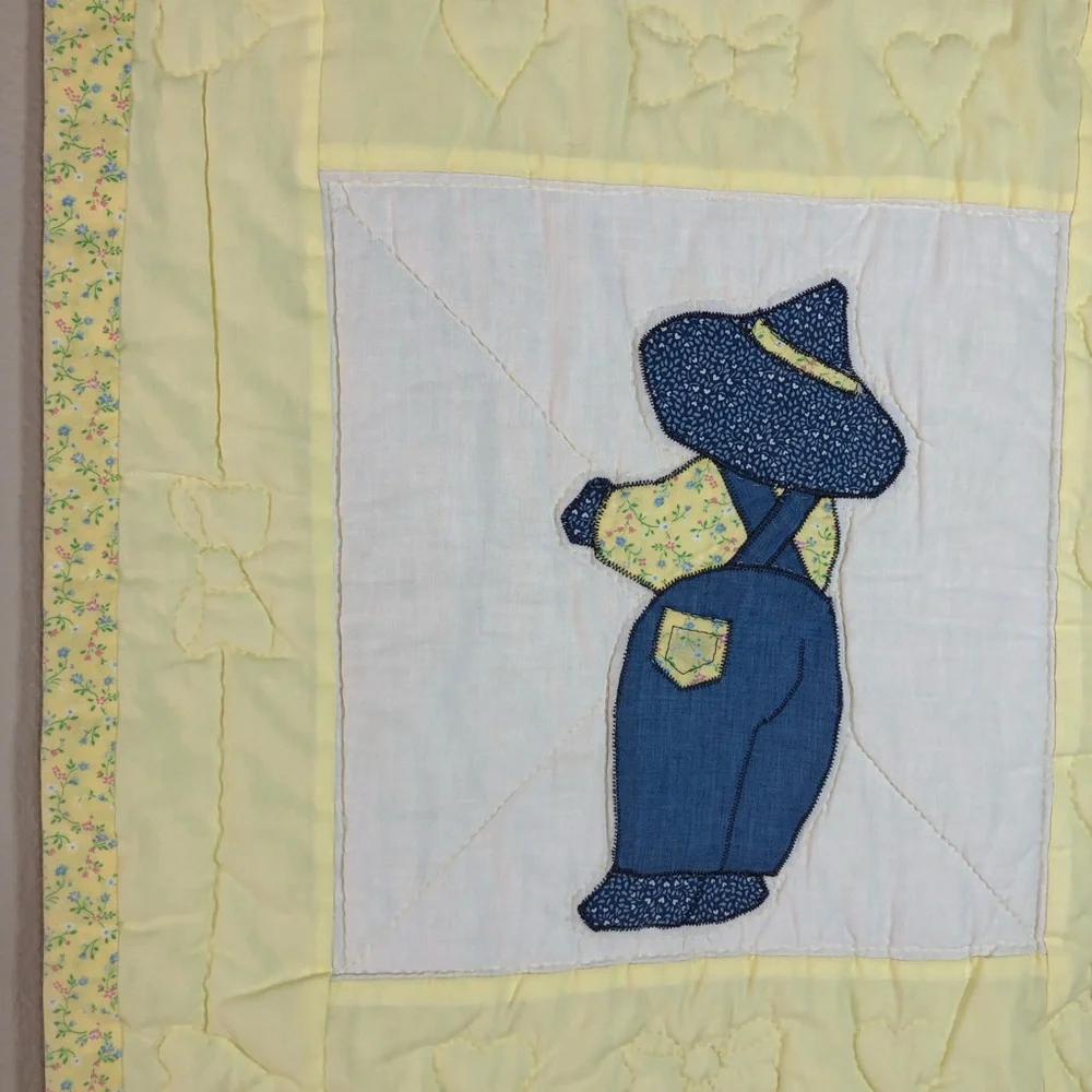 Vintage Grandma Hand Made Patchwork Sunbonnet Sue & Overall Sam Cute Crib Quilt